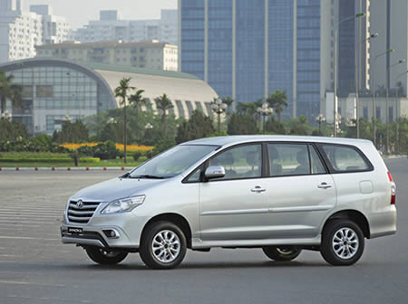 Cho thue xe Toyota 2.0-E so san 7 cho